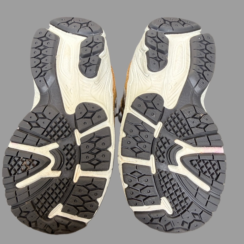 New Balance 2002 Toddler Sneakers | Size 6 | Tan Gray | Unisex | Like New - Picture 4 of 4